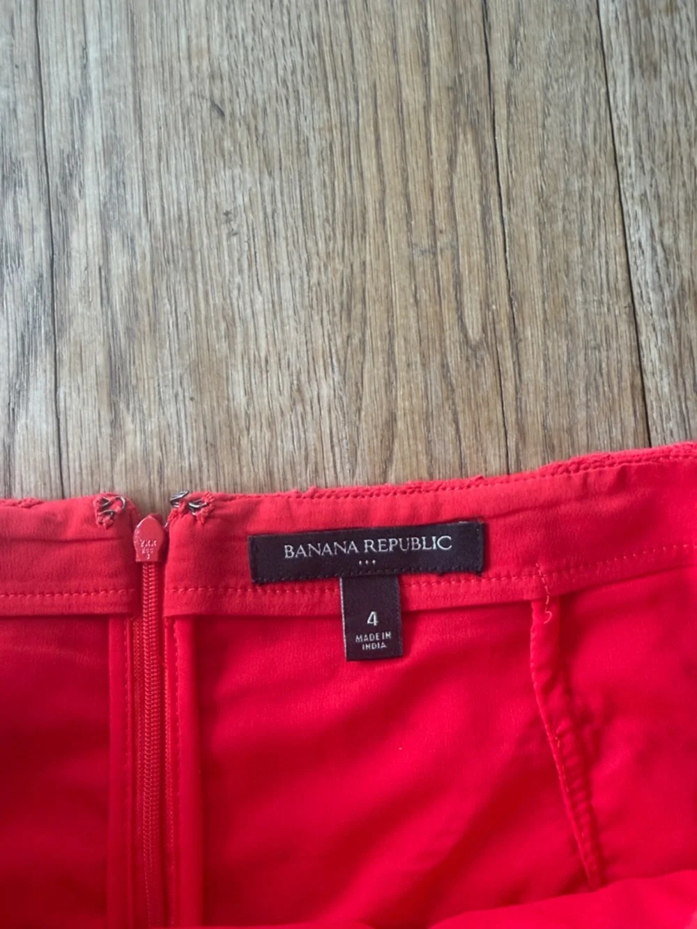 BANANA REPUBLIC LACE SKIRT SIZE 4